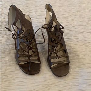 Tan/gold gladiator Via Spice heels - size 8